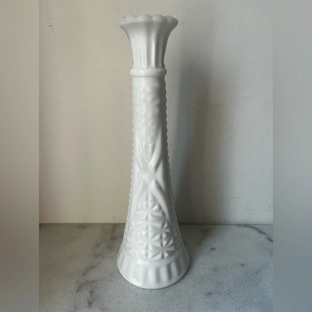 Vintage milk glass Anchor Hocking Stars & Bars Milk Glass vase 8.7”..